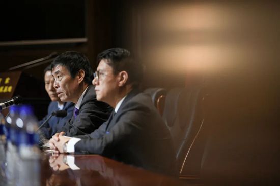 广东宏远官方表示，俱乐部已与克拉伦斯-威姆斯完成签约，待相关资料递交CBA公司审核，通过完成公示后威姆斯将代表俱乐部参赛。